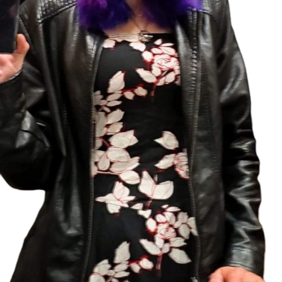 Black w/ White and Red Flower Dress. Size 5/6 - Picture 4 of 4